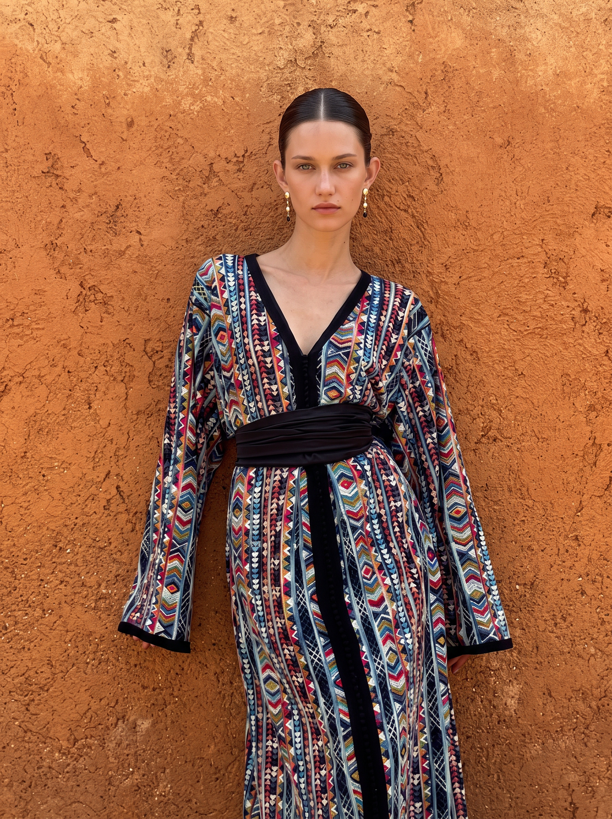 caftan-moderne-hdour-maroc-faitmain-tule-berchman-broderie-noir-handmade-ocaftan-moderne-chic-prestige-glamour