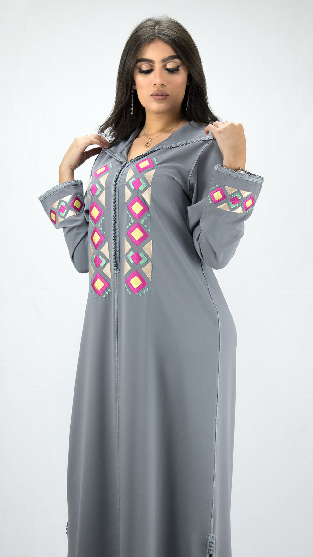 djellaba-gris-ocaftan-broderie-motifgeometrique-jellabamoderne-2020-chic-prestige-glamour-classe
