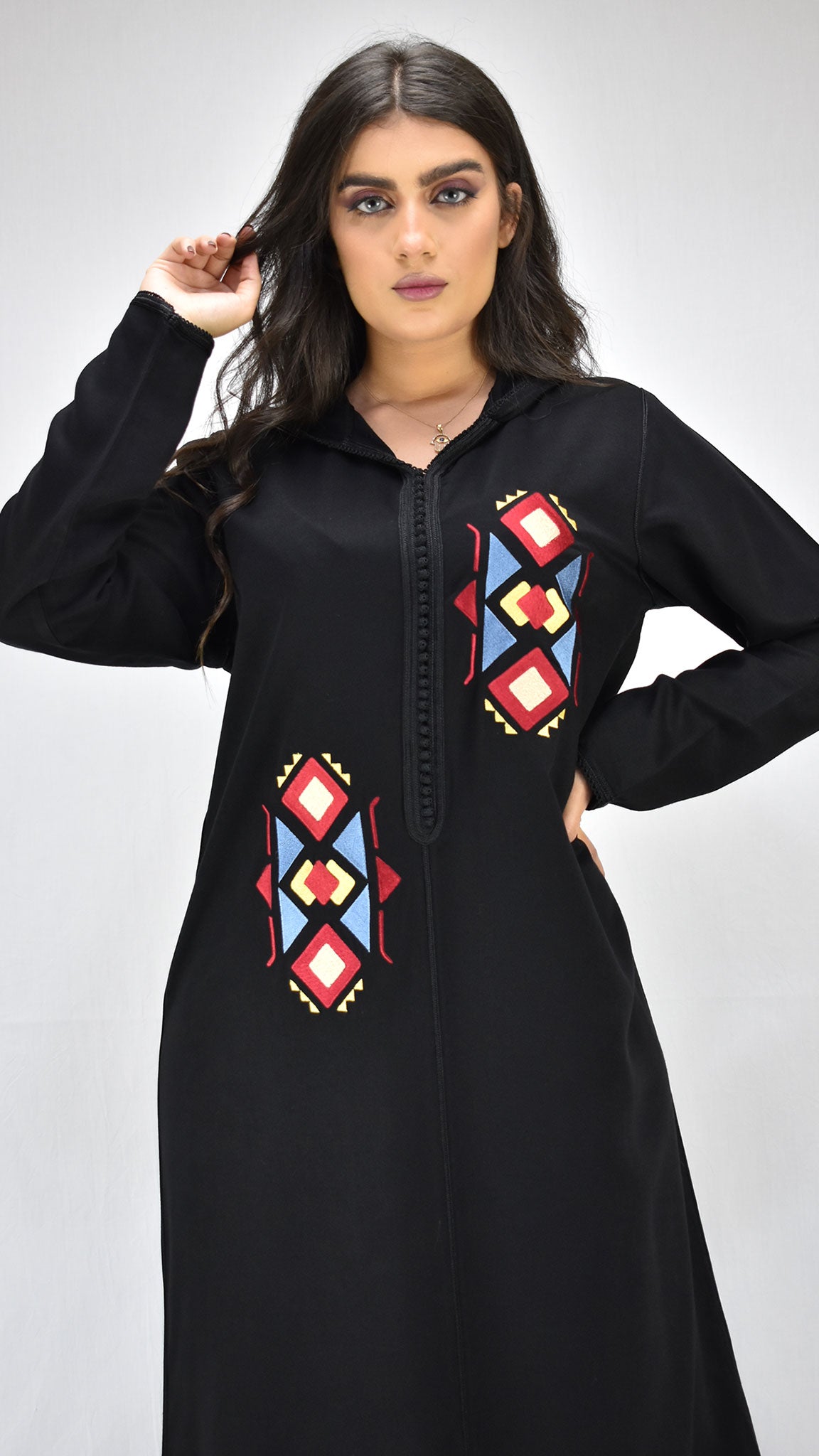 djellaba-jellaba-noir-enligne-caftan-broderie-motifgeometrique-jellabamoderne-chic-prestige-glamour-classe