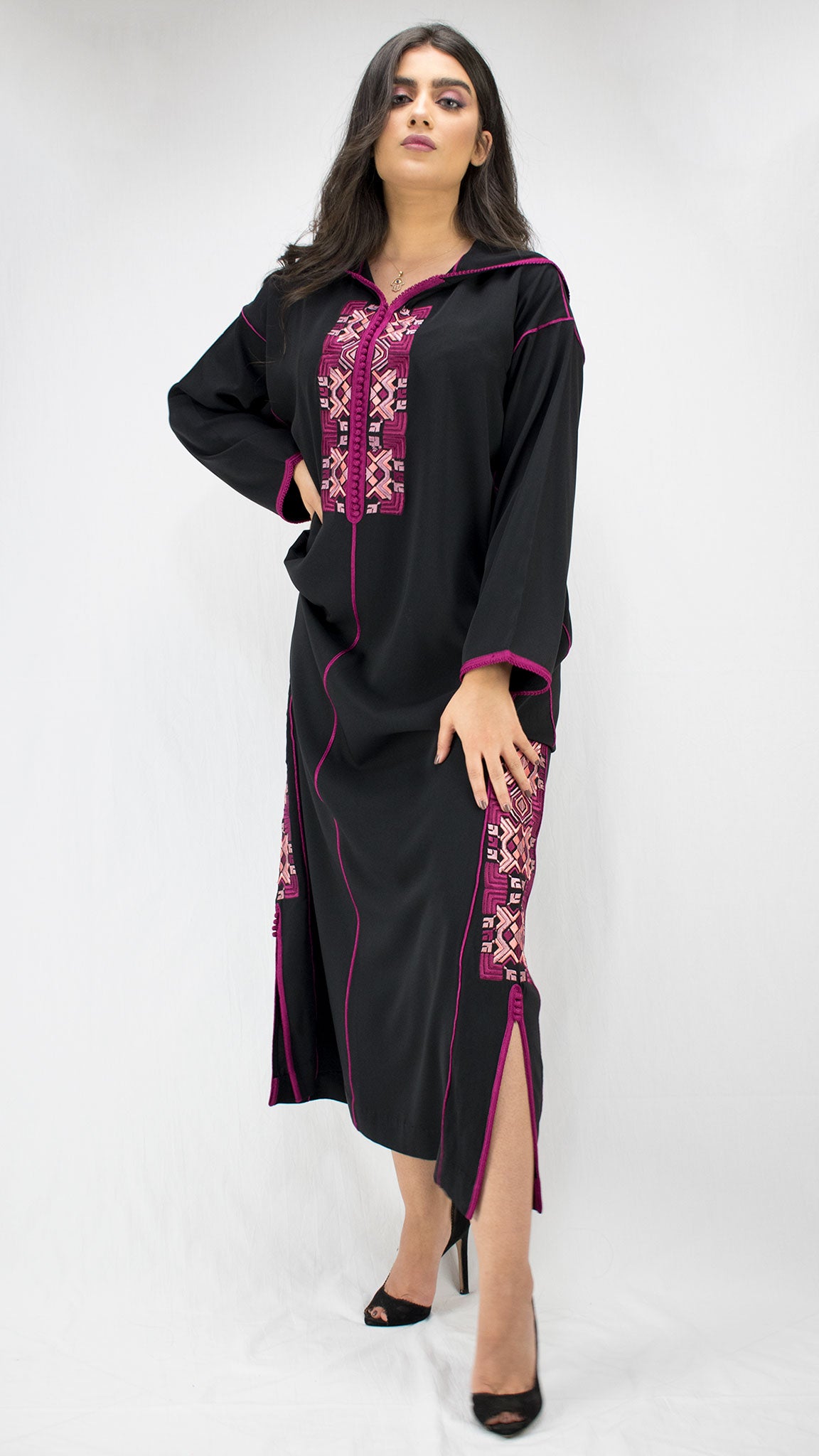 djellaba-leader caftan-mekhzania-2021-crepe-soie-noir-noire-black-jellaba brodée-broderie-moderne-fashion-chic-prestige