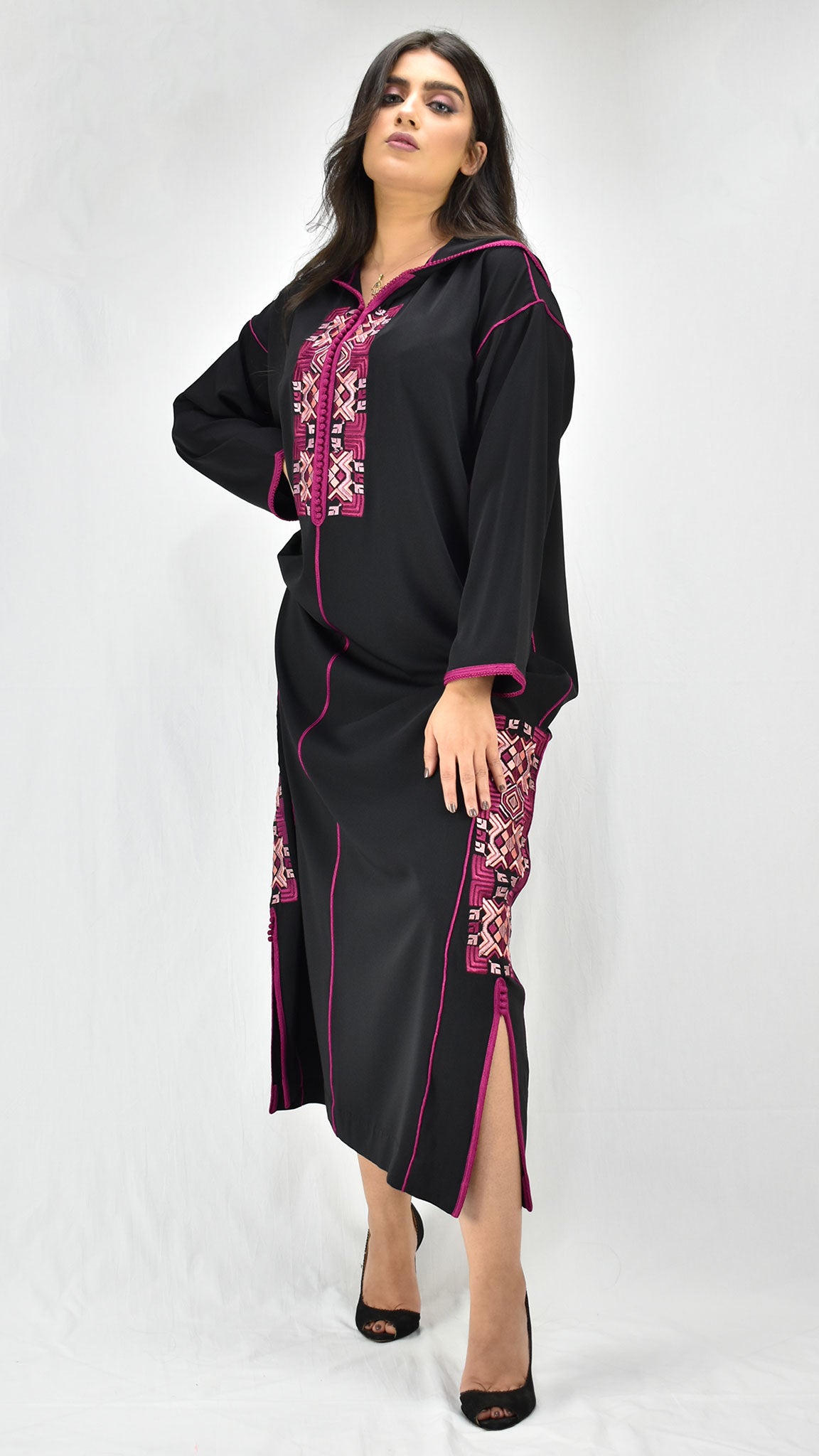 djellaba-leader caftan-mekhzania-2021-crepe-soie-noir-noire-black-jellaba brodée-broderie-moderne-fashion-chic-prestige