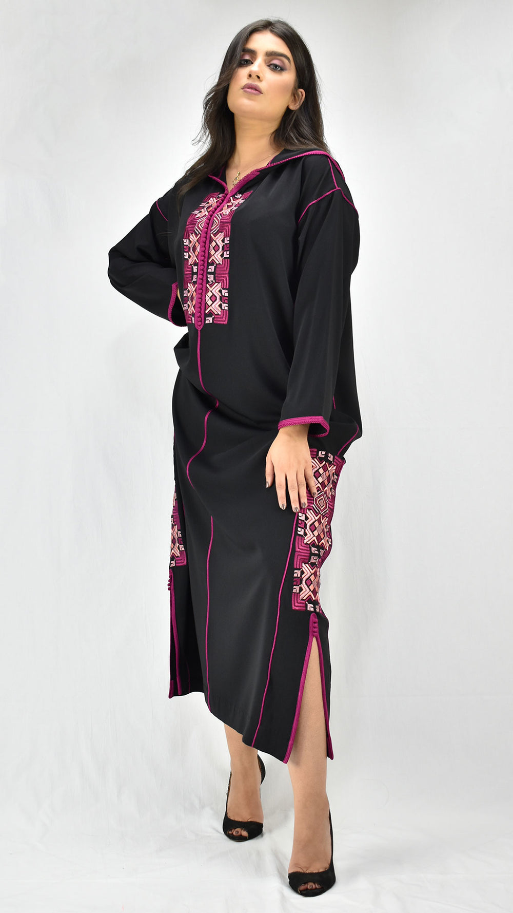 djellaba-leader caftan-mekhzania-2021-crepe-soie-noir-noire-black-jellaba brodée-broderie-moderne-fashion-chic-prestige
