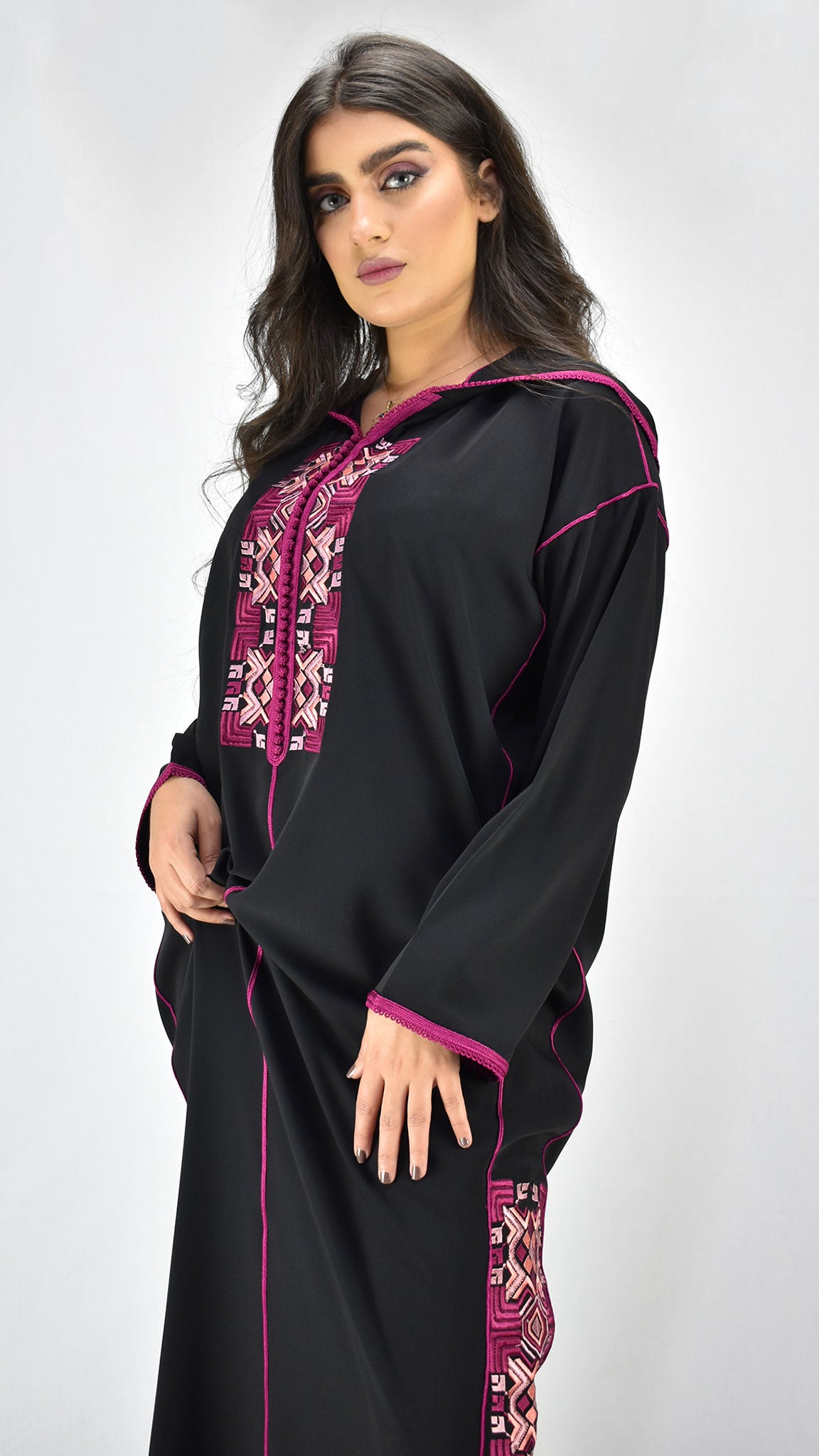 djellaba-leader caftan-mekhzania-2021-crepe-soie-noir-noire-black-jellaba brodée-broderie-moderne-fashion-chic-prestige