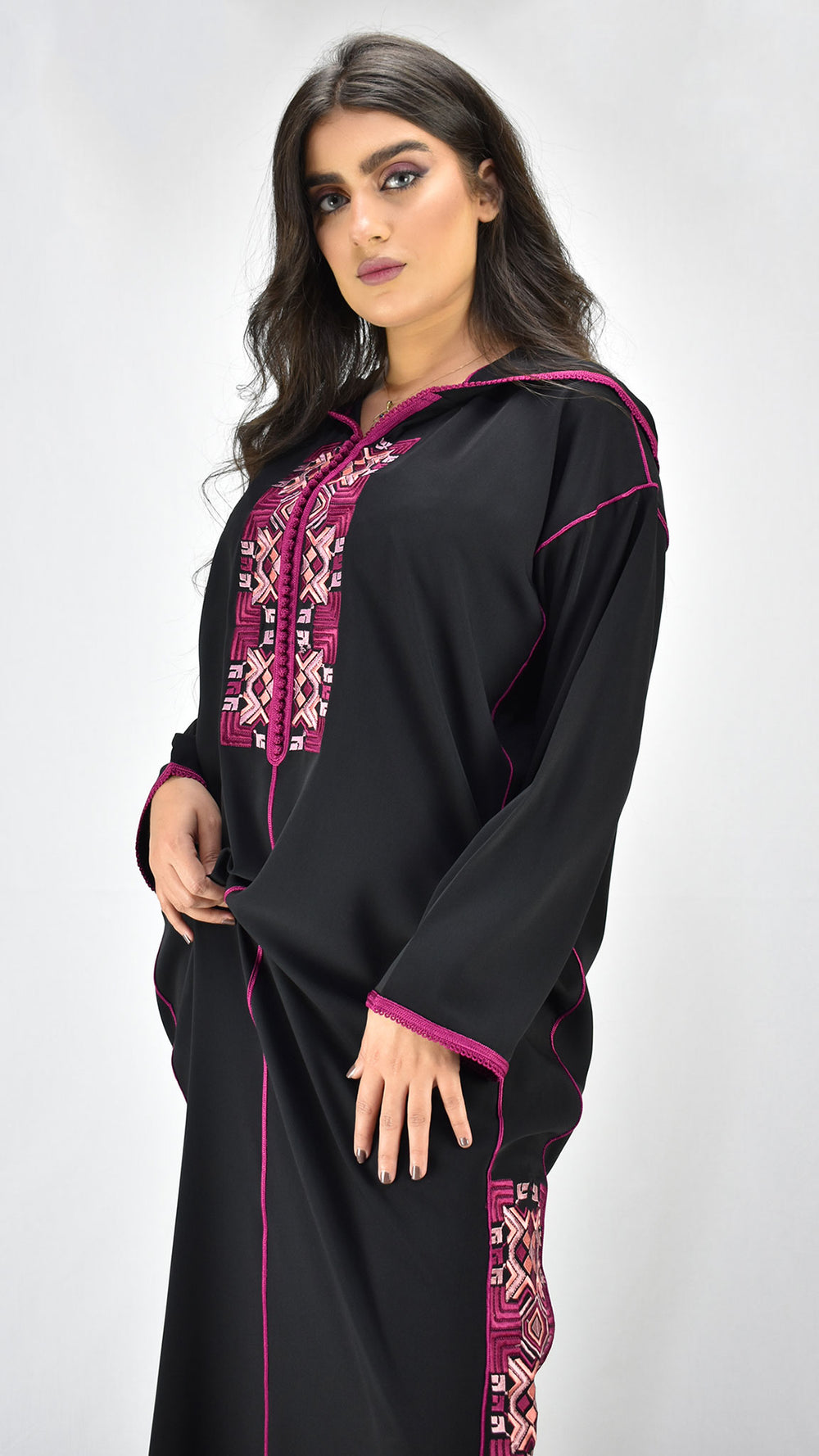 djellaba-leader caftan-mekhzania-2021-crepe-soie-noir-noire-black-jellaba brodée-broderie-moderne-fashion-chic-prestige