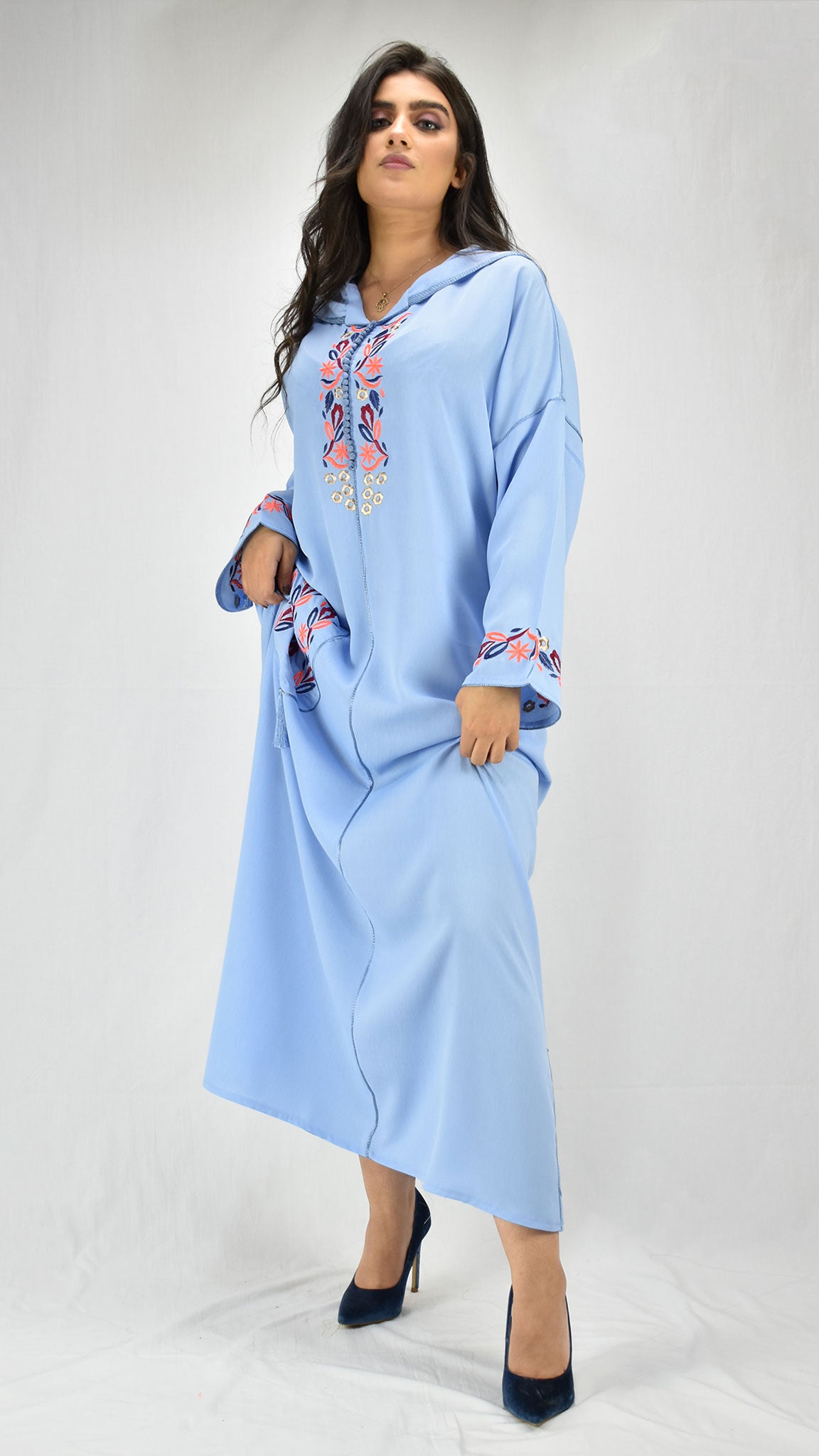 djellaba-mekhzania-jellaba-caftan-Bleu-ciel--poche-bensouda-couture-ocaftan-jellaba moderne-chic-prestige-glamour-classe