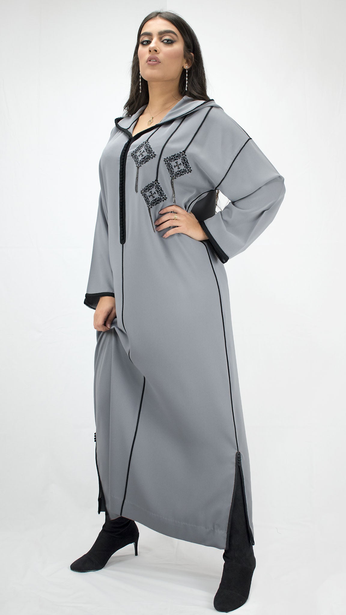 djellaba-mekhzania-leadercaftan-gris-noir-broderie-chic-moderne-classe-prestige-jellaba2020-ocaftan